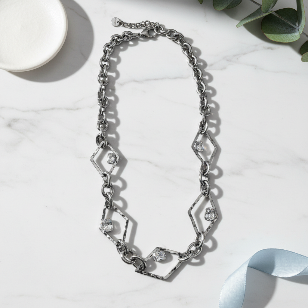 Rhombus Glow Necklace – Ατσάλινο κολιέ με ρομβοειδείς συνδέσμους και ζιργκόν σε ασημί So Cute by Dimi