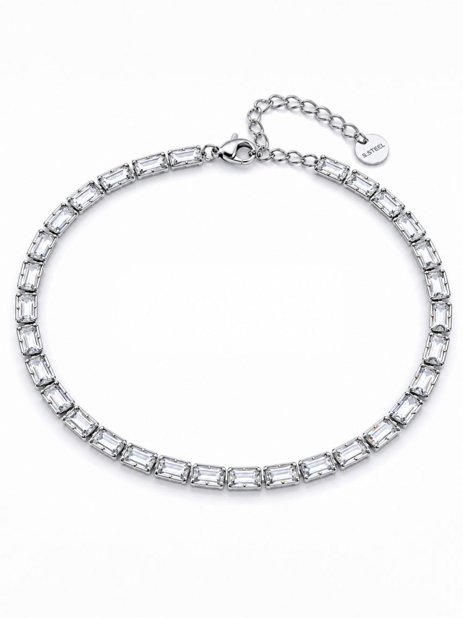 Ατσάλινο choker MIREVA Crystal Line με baguette-cut ζιργκόν σε ασημί χρώμα σε λευκό φόντο.