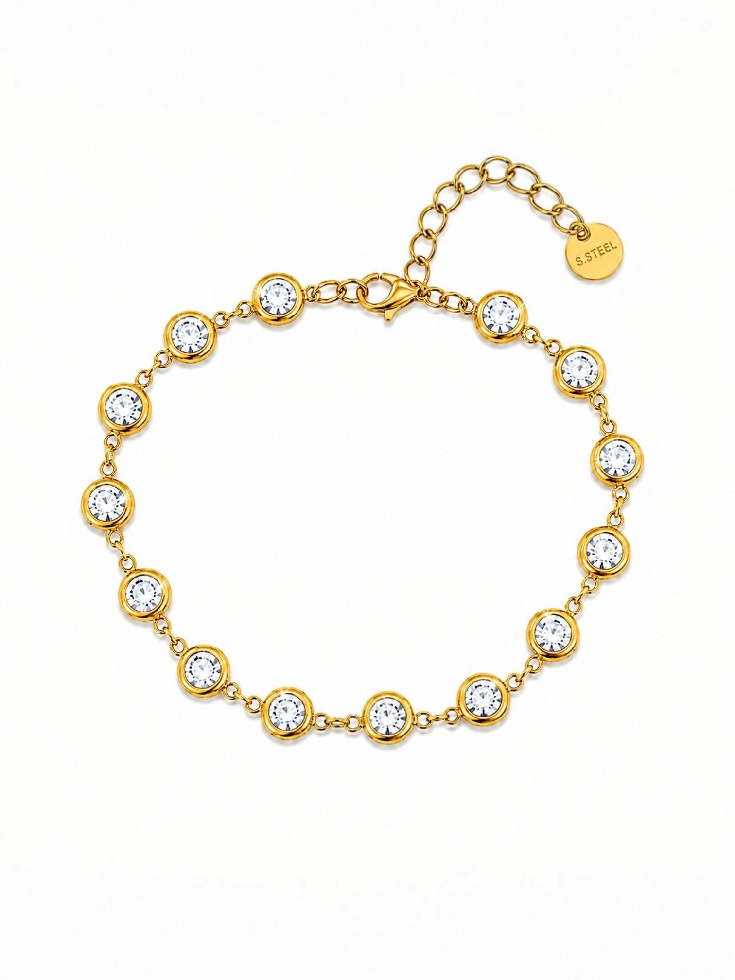 Ατσάλινο βραχιόλι Dione Luxe με bezel-set ζιργκόν σε χρυσό χρώμα σε λευκό φόντο.