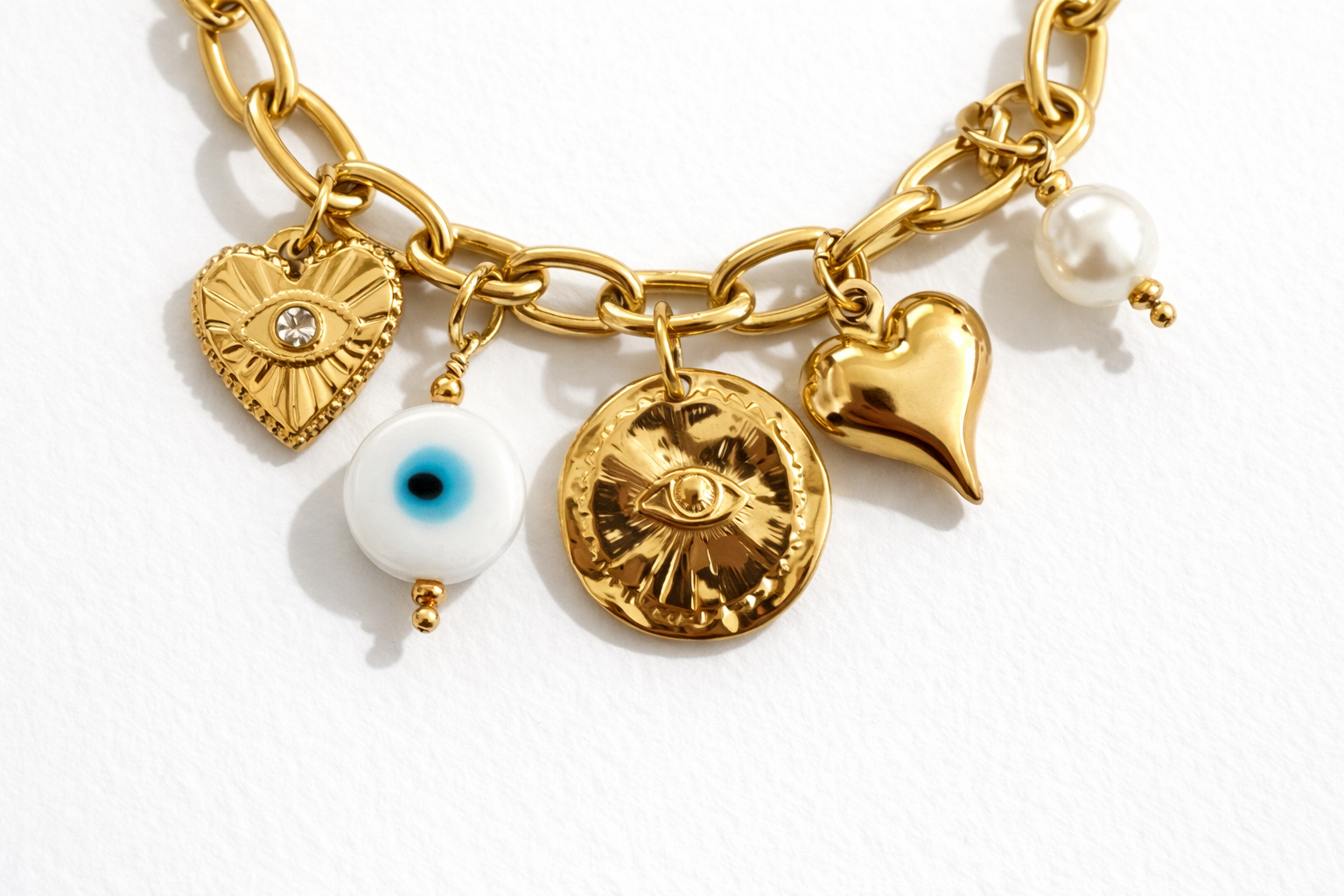 Amora charm bracelet κοντινό στα charms καρδιά μάτι και πέρλα ατσάλινο βραχιόλι
