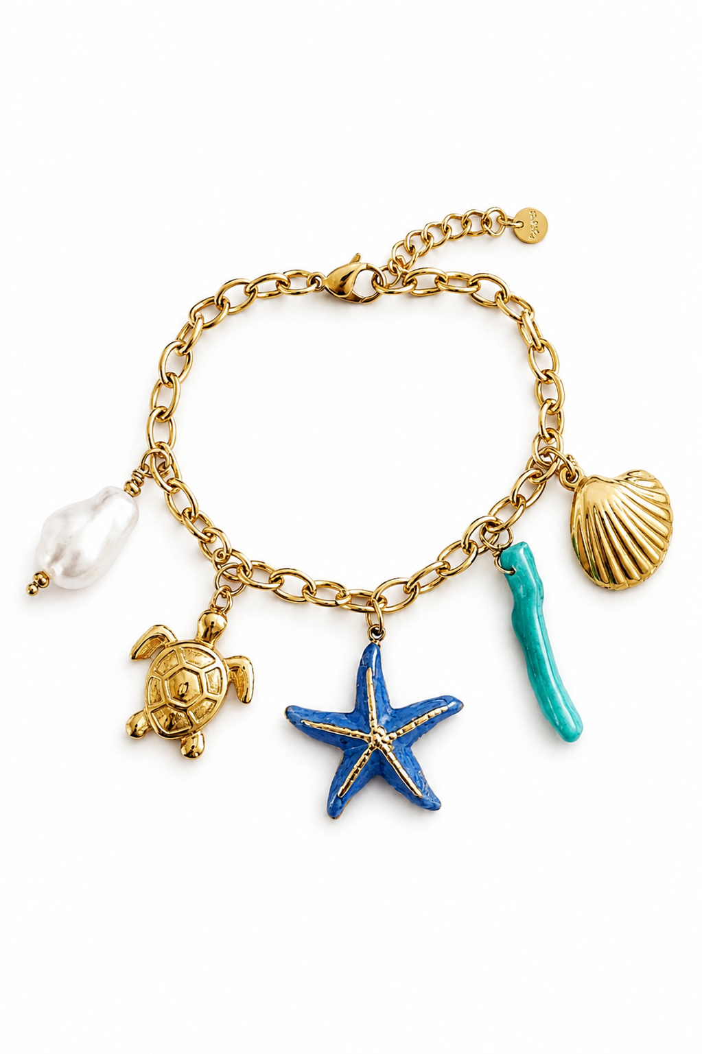 Ocean Treasures ατσάλινο βραχιόλι με χρυσή αλυσίδα και κρεμαστά sea charms όπως αστερίας, χελώνα και κοχύλι, σε λευκό φόντο, so cute by dimi