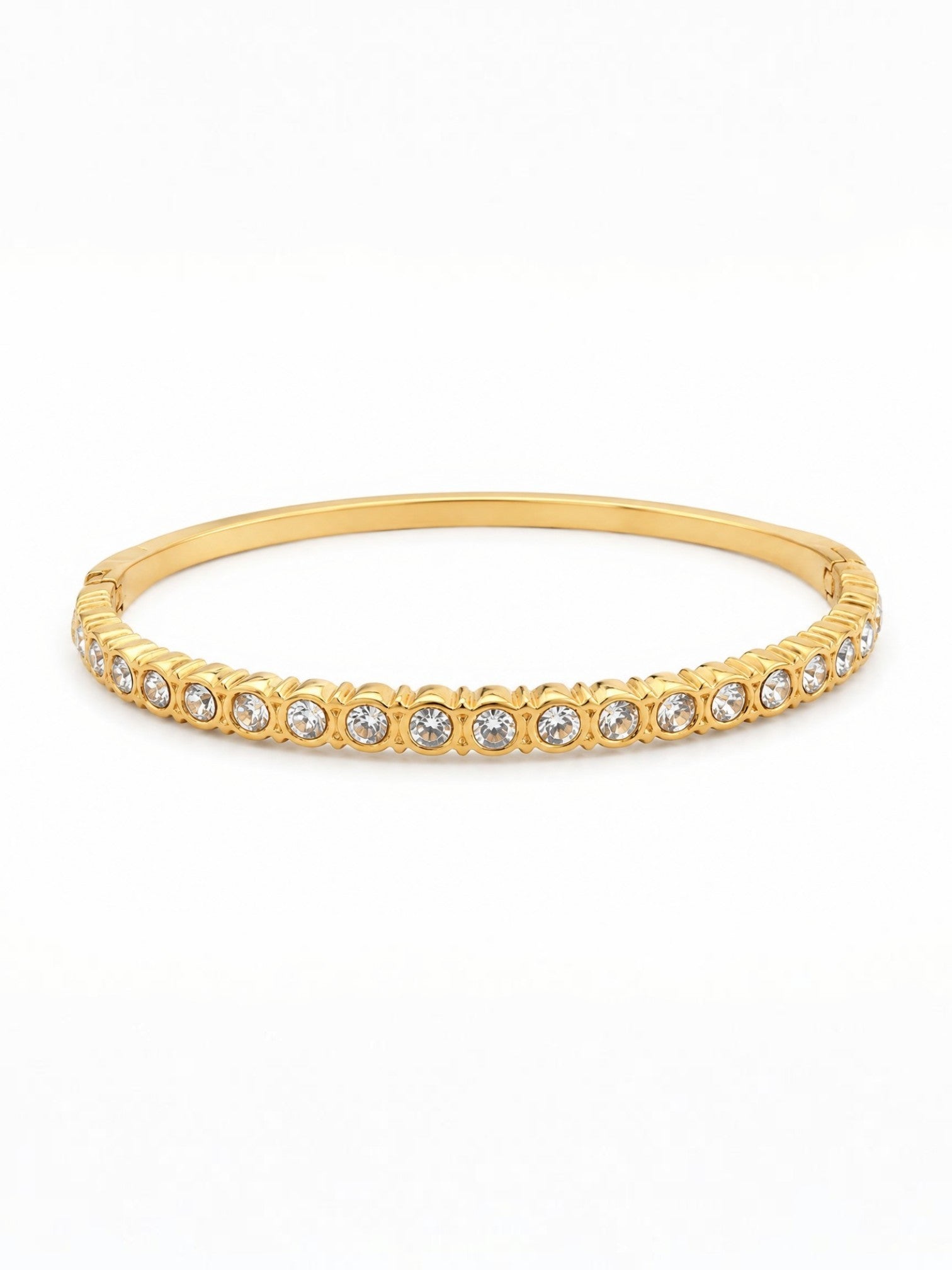 Λεπτό ατσάλινο bangle βραχιόλι Lumina με λαμπερά ζιργκόν σε χρυσό χρώμα σε λευκό φόντο.
