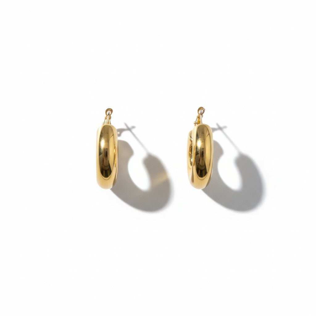 Bold Curve Hoops 30mm slim ατσάλινα σκουλαρίκια σε χρυσό με καμπυλωτό design
