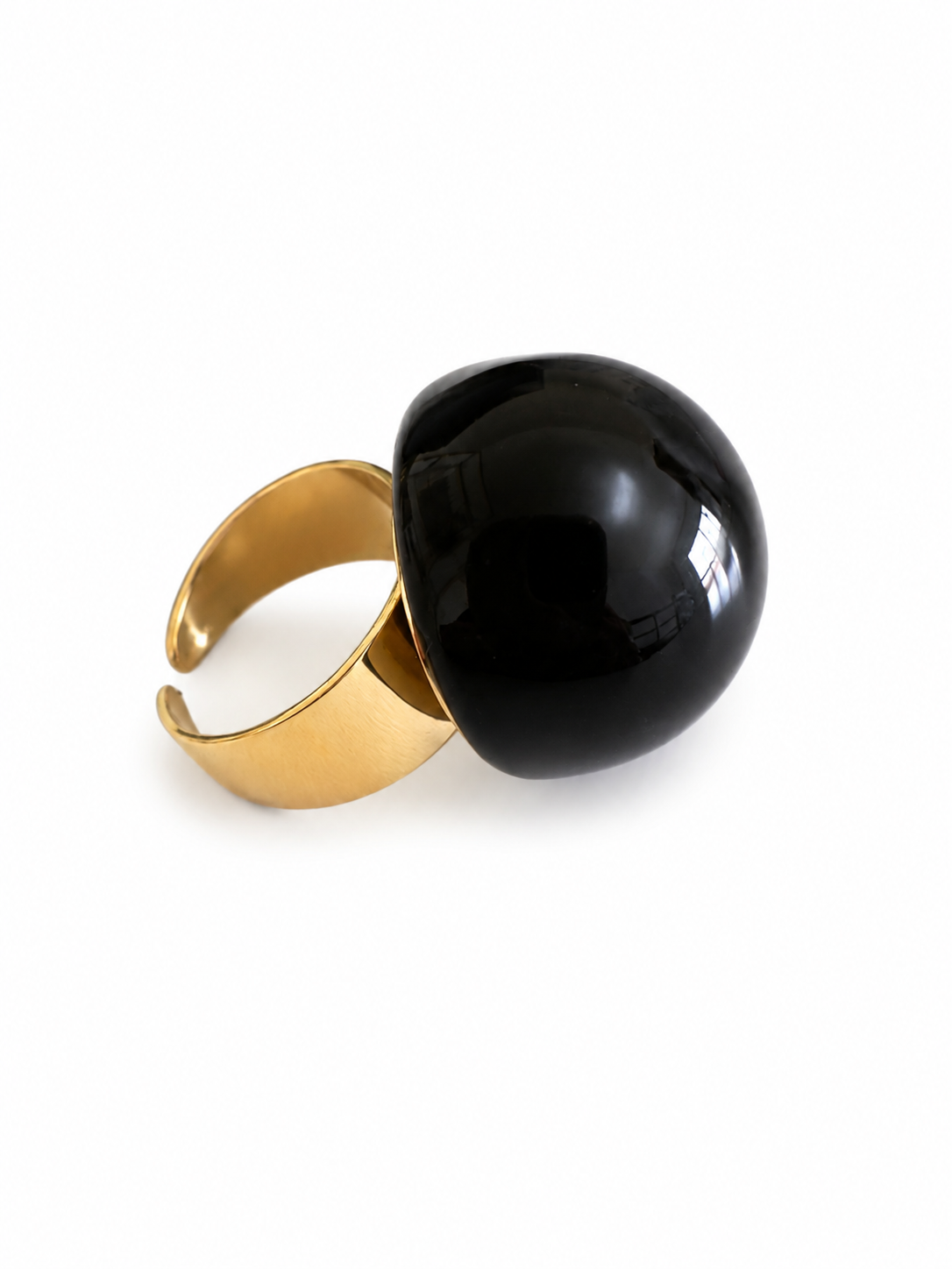 Bubble Pop ατσάλινο statement δαχτυλίδι με glossy σμάλτο σε μαύρο, πλαινή λήψη σε λευκό φοντο