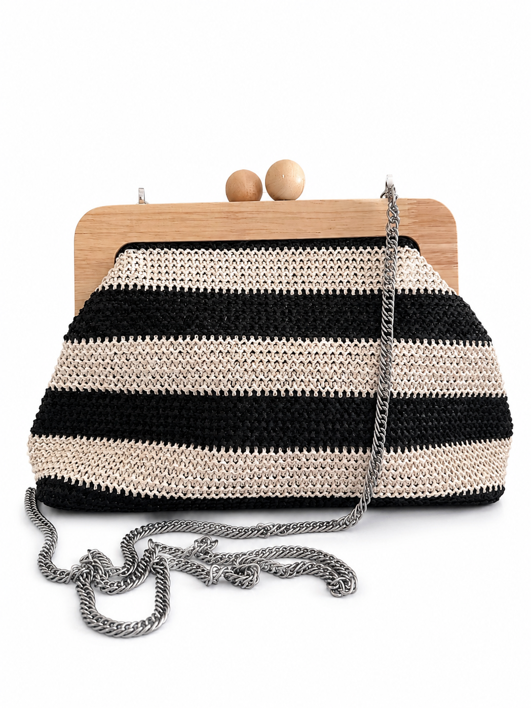 Ασπρόμαυρη ψάθινη clutch τσάντα με ξύλινο frame και μεταλλική αλυσίδα σε λευκό φόντο – So Cute by Dimi