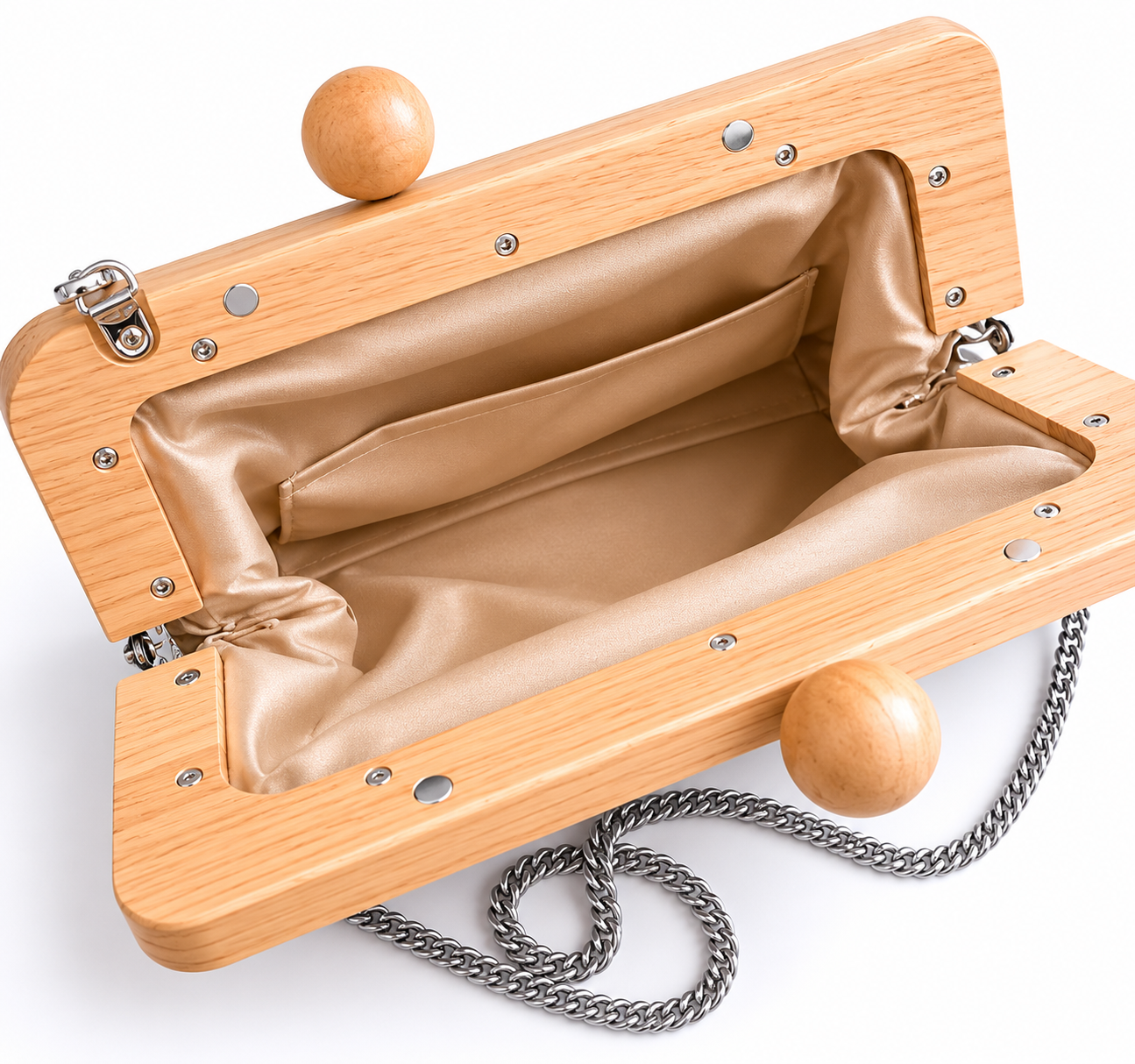 Εσωτερικό ασπρόμαυρης ψάθινης clutch τσάντας με ξύλινο frame και μεταλλική αλυσίδα σε λευκό φόντο – So Cute by Dimi