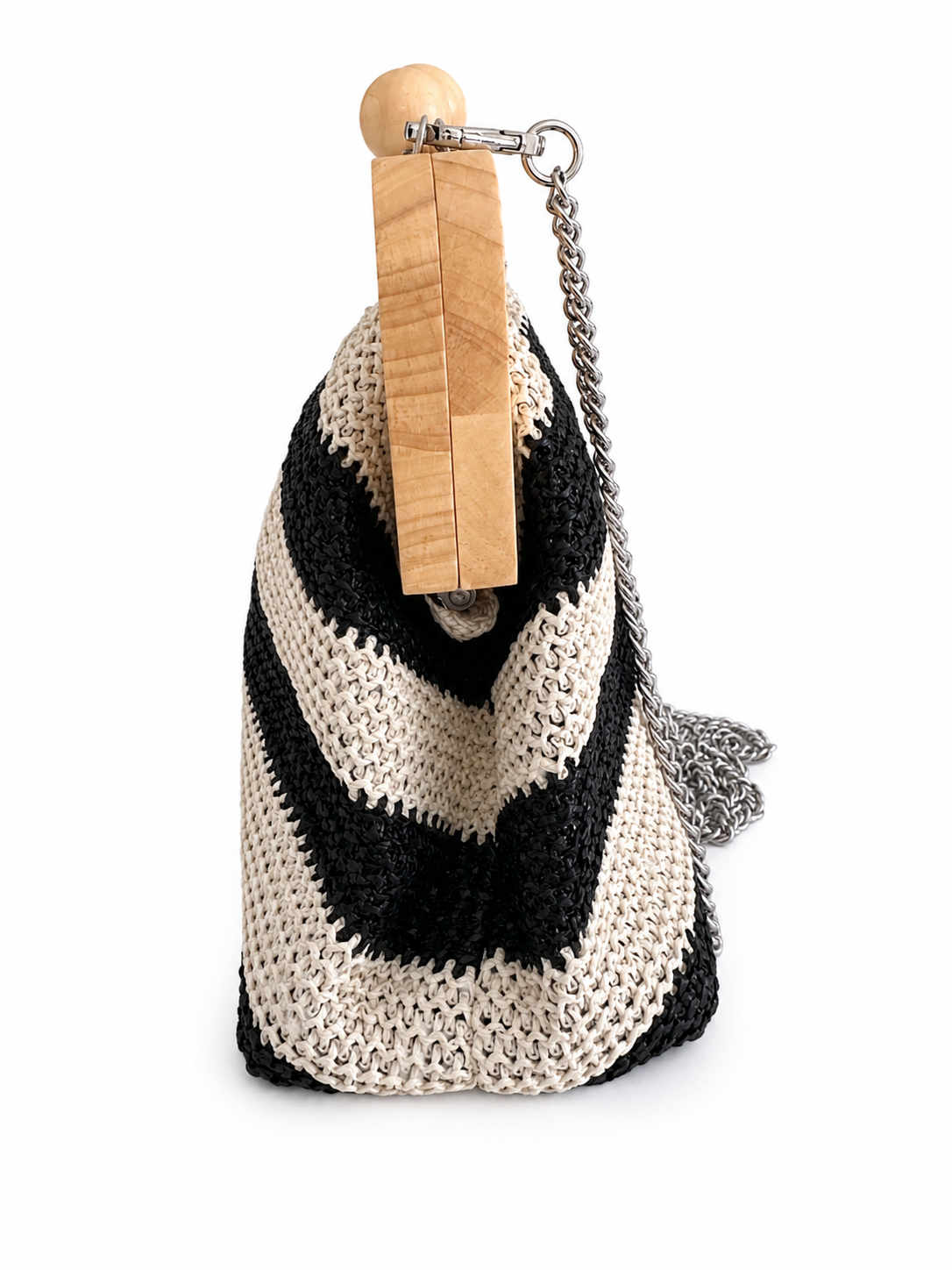 Ασπρόμαυρη ψάθινη clutch τσάντα με ξύλινο frame και μεταλλική αλυσίδα, πλαϊνή λήψη σε λευκό φόντο – So Cute by Dimi