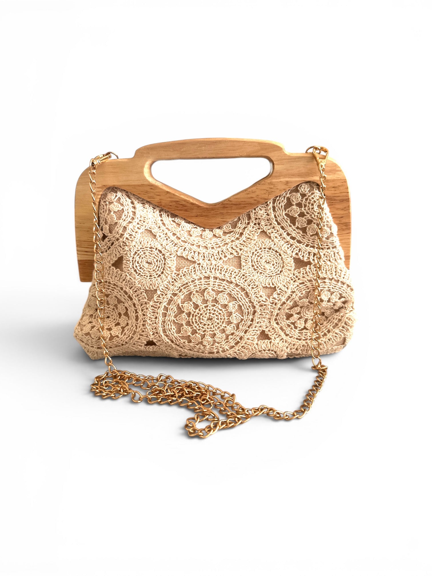 Crochet τσάντα Solenne με ξύλινο frame και αποσπώμενη χρυσή αλυσίδα σε λευκό φόντο – So Cute by Dimi