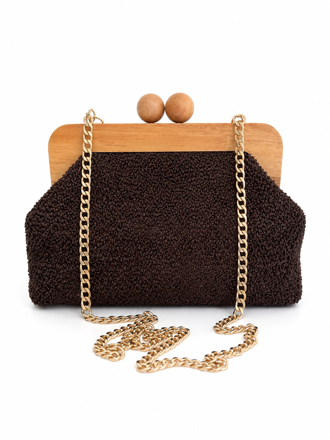 Ψάθινη clutch τσάντα με ξύλινο frame και αποσπώμενη χρυσή αλυσίδα σε λευκό φόντο – So Cute by Dimi