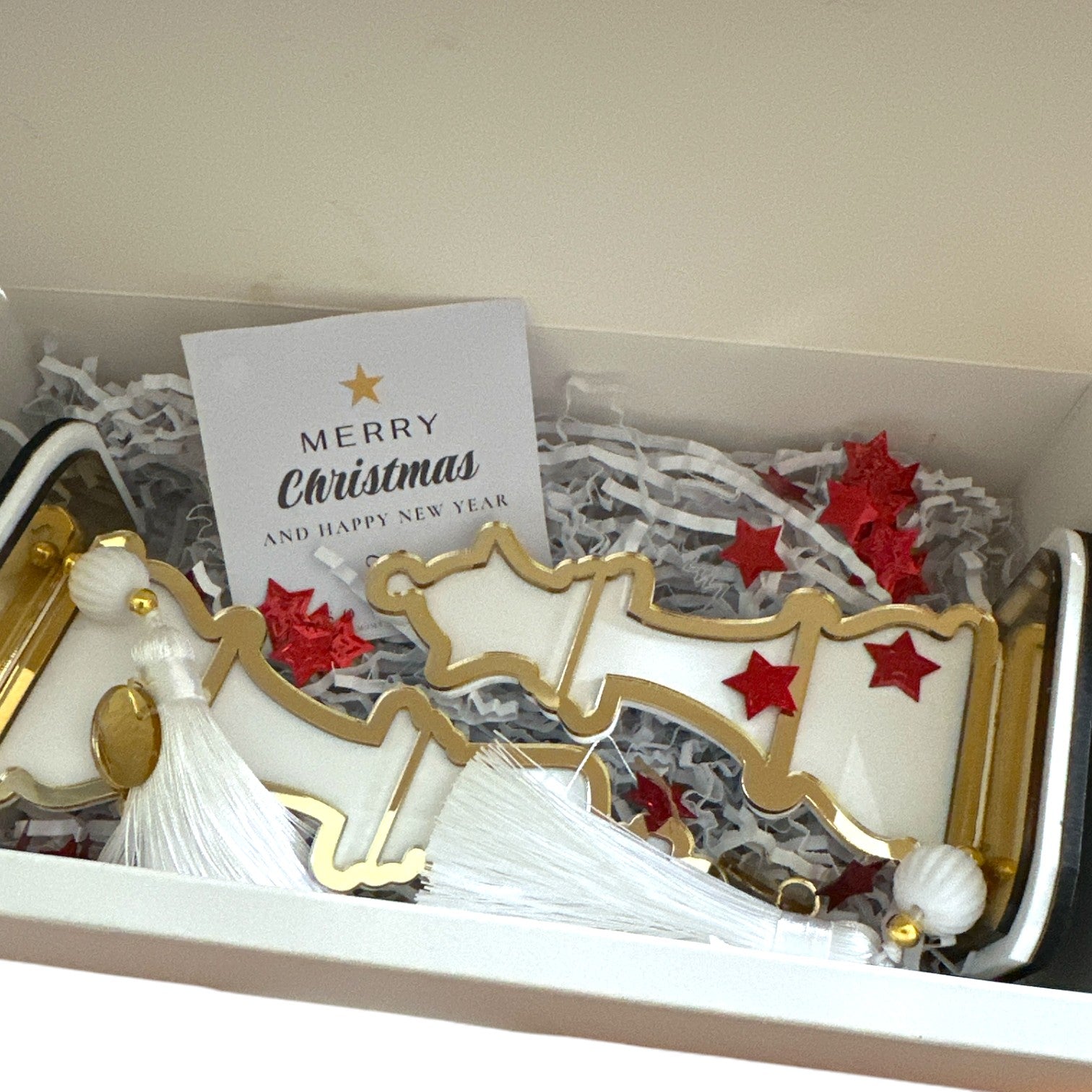 Luxury gift set με γούρια Βασιλιάς και Βασίλισσα σκακιού σε λευκό-χρυσό μέσα σε πολυτελές κουτί · So Cute by Dimi