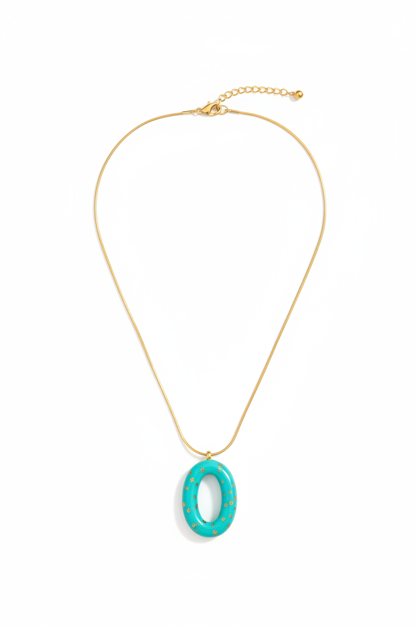 Solmare Resin Pendant Necklace σε Turquoise με οβάλ μοτίφ από ρητίνη και χρυσές λεπτομέρειες σε λευκό φόντο