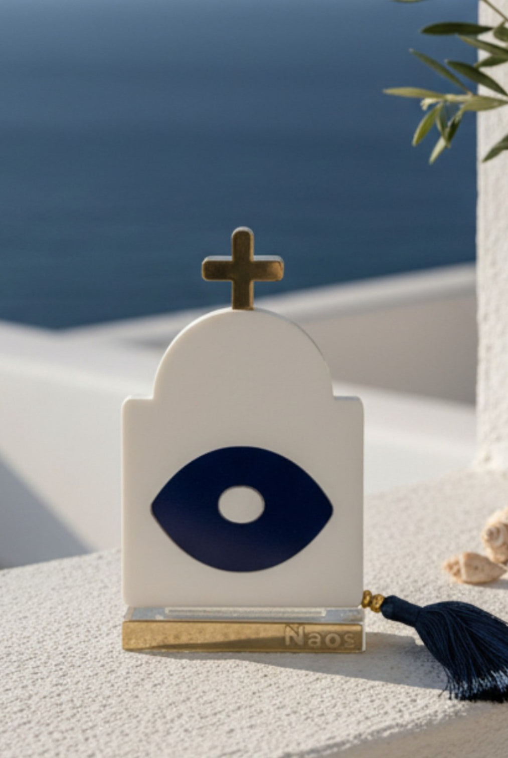 Γούρι design plexiglass σε σχήμα κυκλαδίτικου ναού με navy μάτι και χρυσό σταυρό, με navy φούντα – So Cute by Dimi