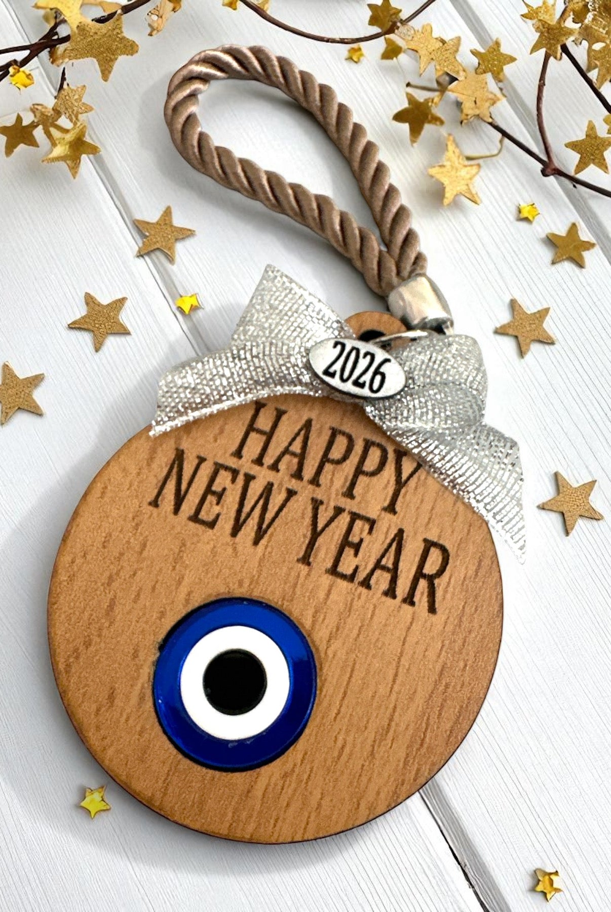 Χειροποίητο ξύλινο γούρι με μάτι, ευχή Happy New Year και κορδόνι – So Cute by Dimi