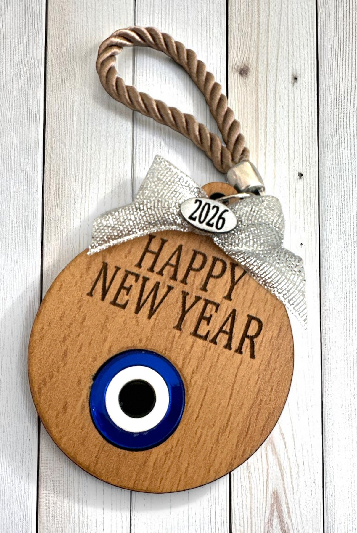 Χειροποίητο ξύλινο γούρι με μάτι, ευχή Happy New Year και κορδόνι – So Cute by Dimi