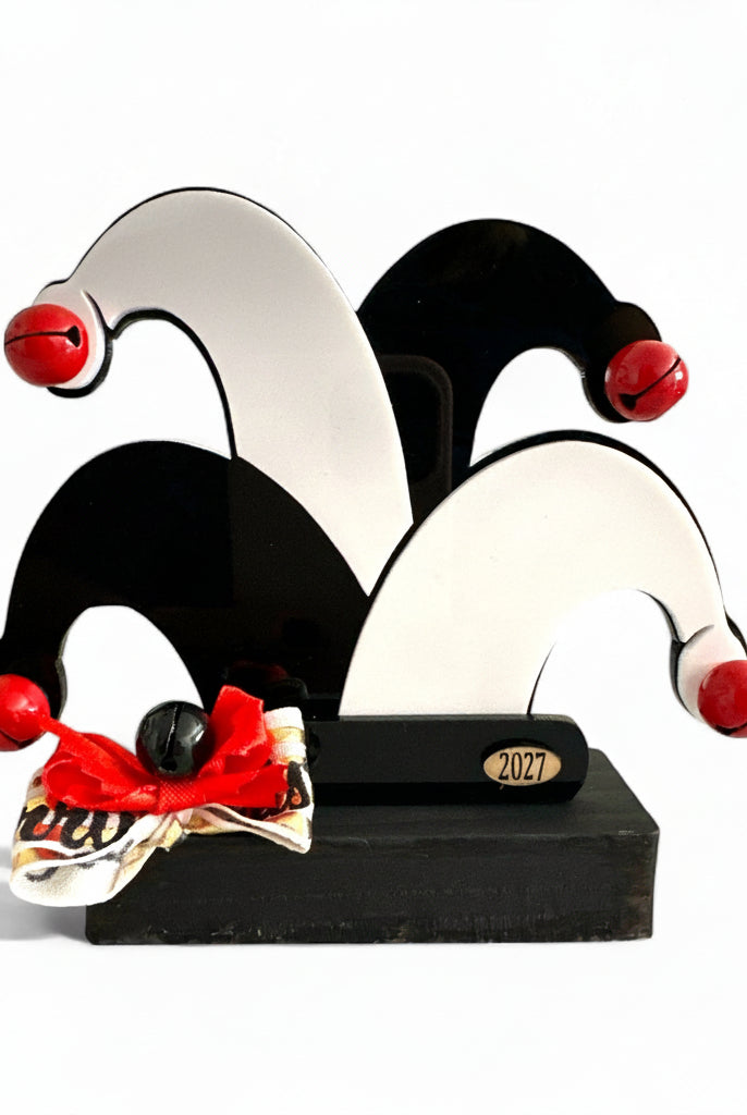 Χειροποίητο γούρι Masquerade Jester με ξύλινη βάση, plexiglass & κουδουνάκια – So Cute by Dimi