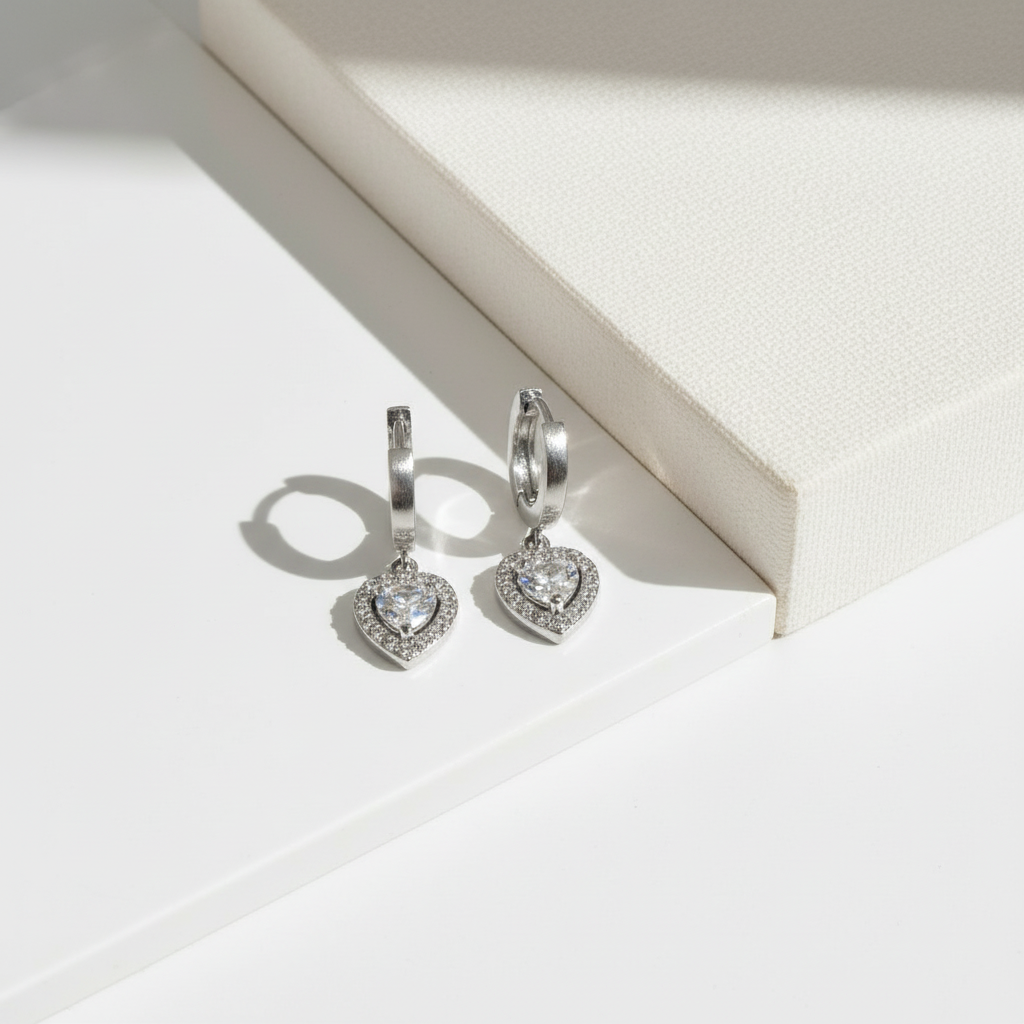 Amor Earrings – Ατσάλινα σκουλαρίκια με κρικάκι και καρδιά με ζιργκόν σε ασημί | So Cute by Dimi