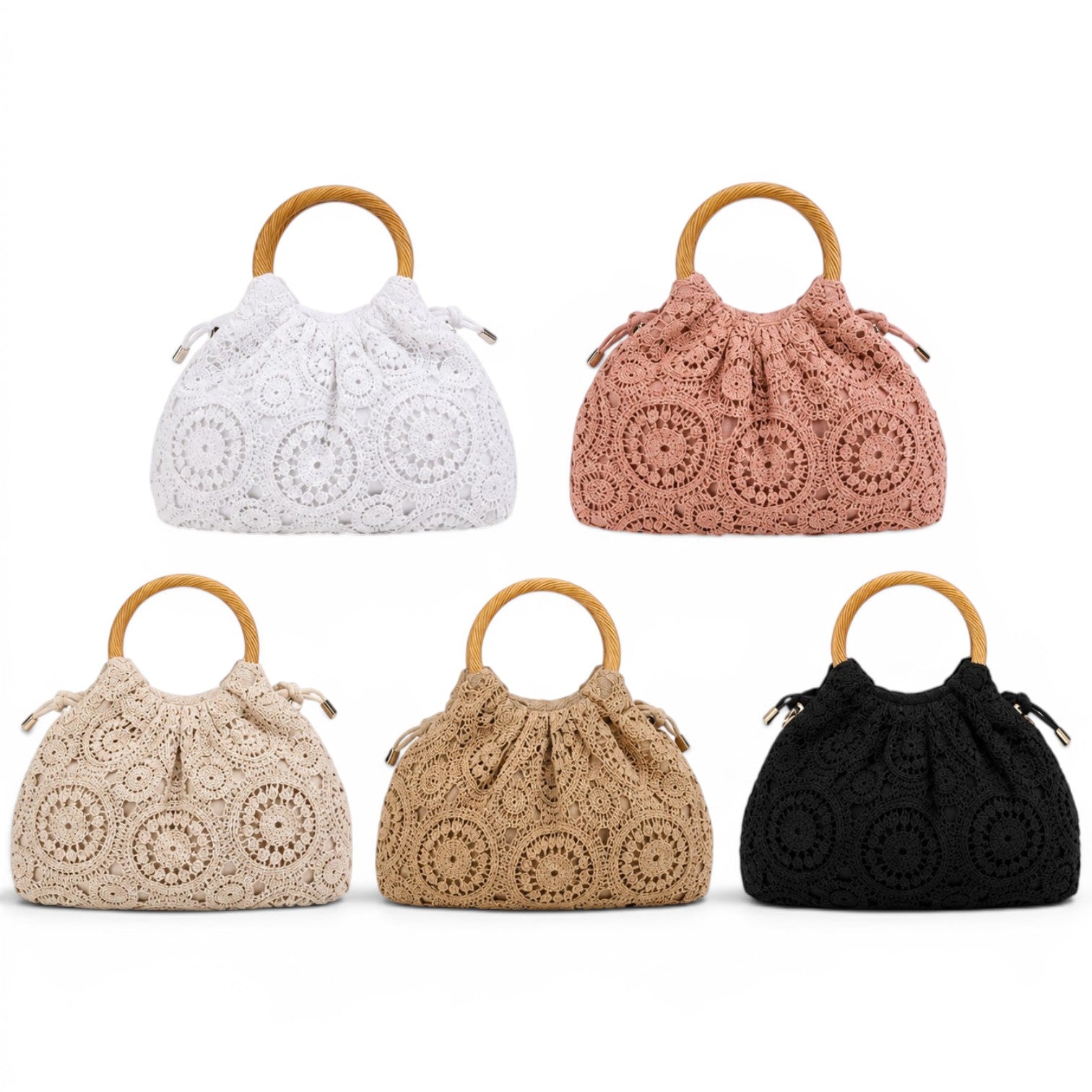 Crochet boho handbags με bamboo handles σε λευκό, dusty pink, μπεζ και μαύρο χρώμα σε λευκό φόντο – So Cute by Dimi