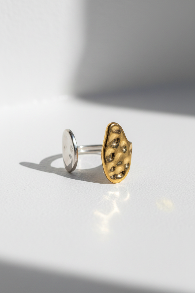 Διχρωμο δαχτυλίδι Arven Dual Ring σε χρυσό και ασημί σε κυκλαδιτικο σκηνικό So Cute by Dimi