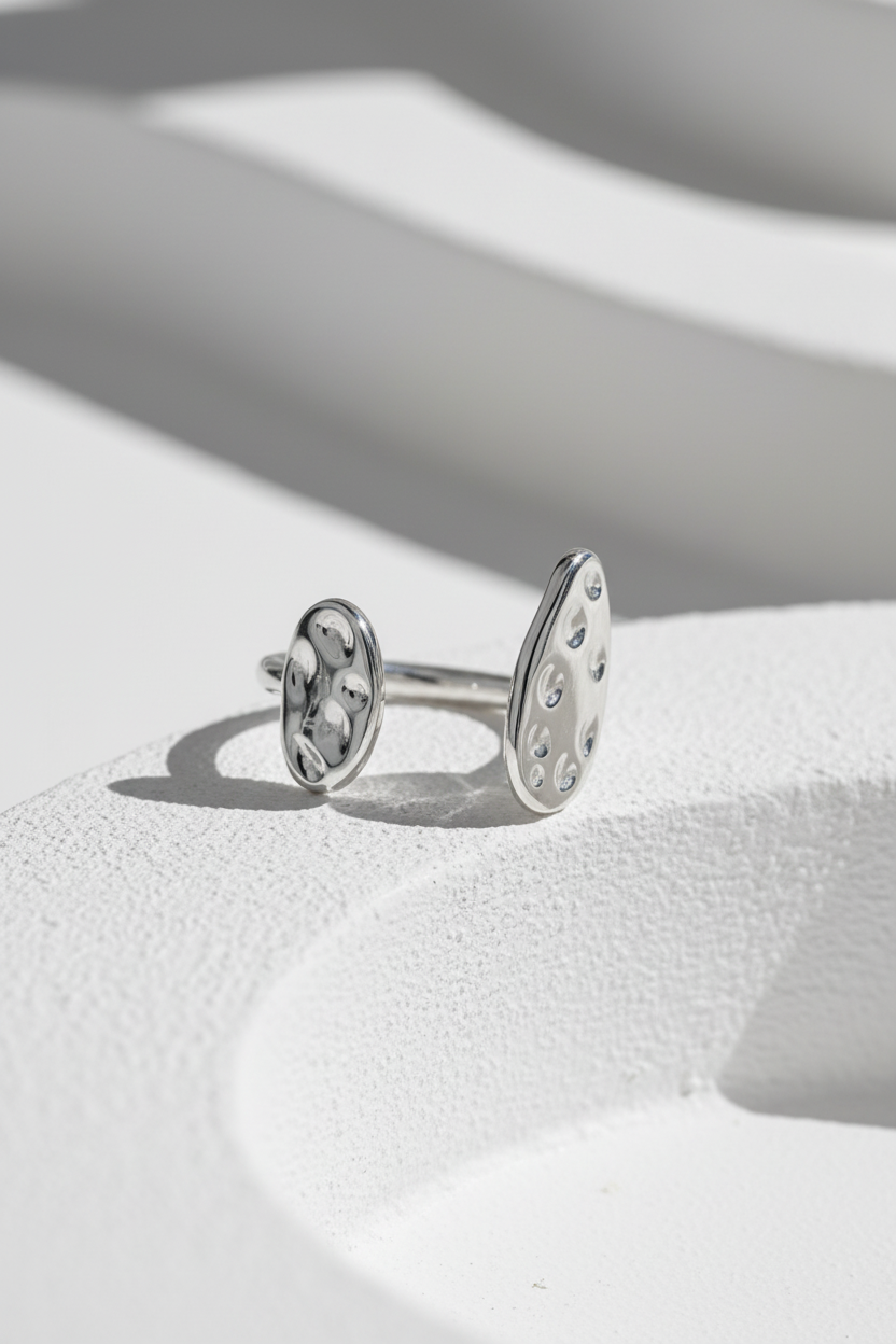 Ασημί δαχτυλίδι Arven Dual Ring σε κυκλαδιτικο minimal σκηνικό So Cute by Dimi