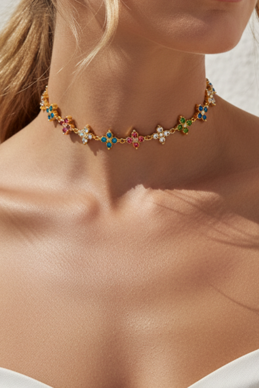 Χρυσό colorful choker με πολύχρωμα ζιργκόν, φορεμένο σε μοντέλο, so cute by dimi