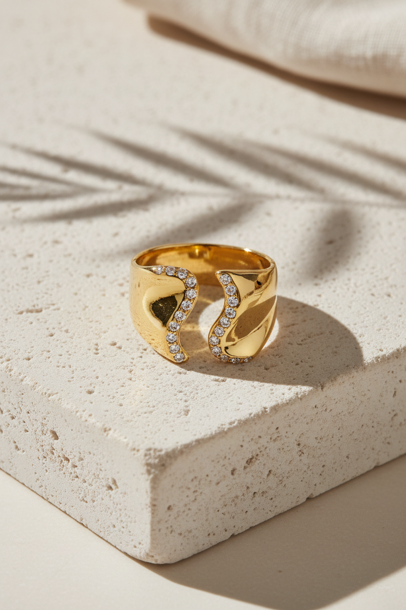 Curve Glow Ring σε χρυσό χρώμα με ζιργκόν σε minimal stone flatlay