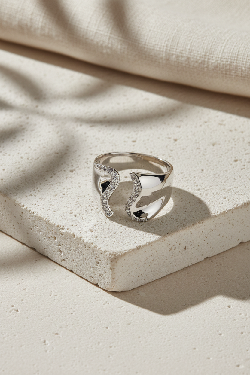 Curve Glow Ring σε ασημί χρώμα με ζιργκόν σε minimal stone flatlay