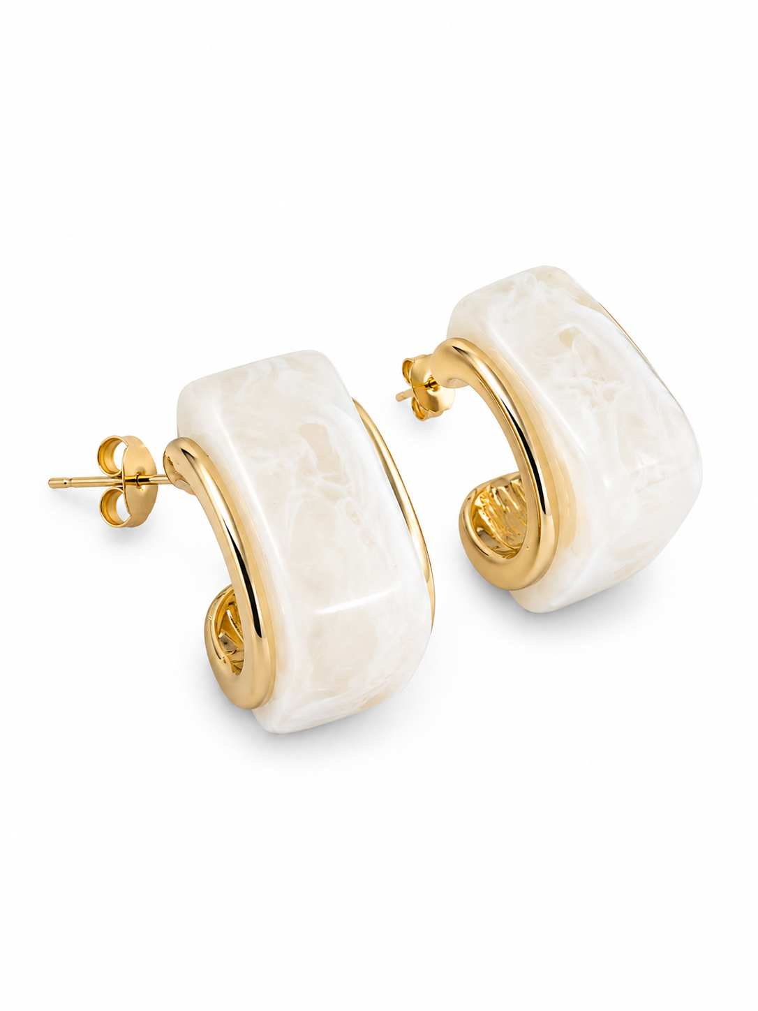Ατσάλινα Gelato Hoops Earrings 2 εκ. με pastel marble resin λεπτομέρεια και χρυσό τελείωμα σε λευκό φόντο