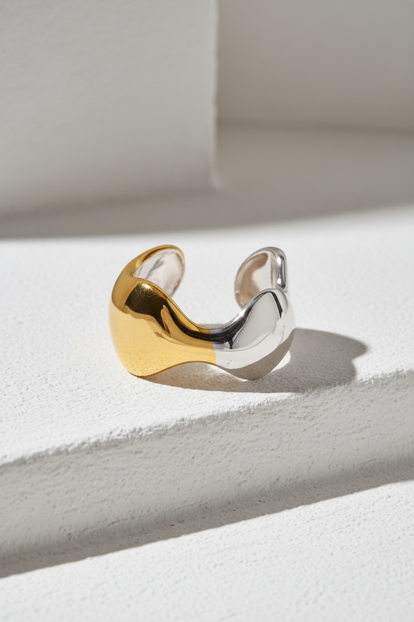 Ατσάλινο δαχτυλίδι Mira Tide Ring διχρωμία χρυσό ασημί σε λευκό φόντο So Cute by Dimi