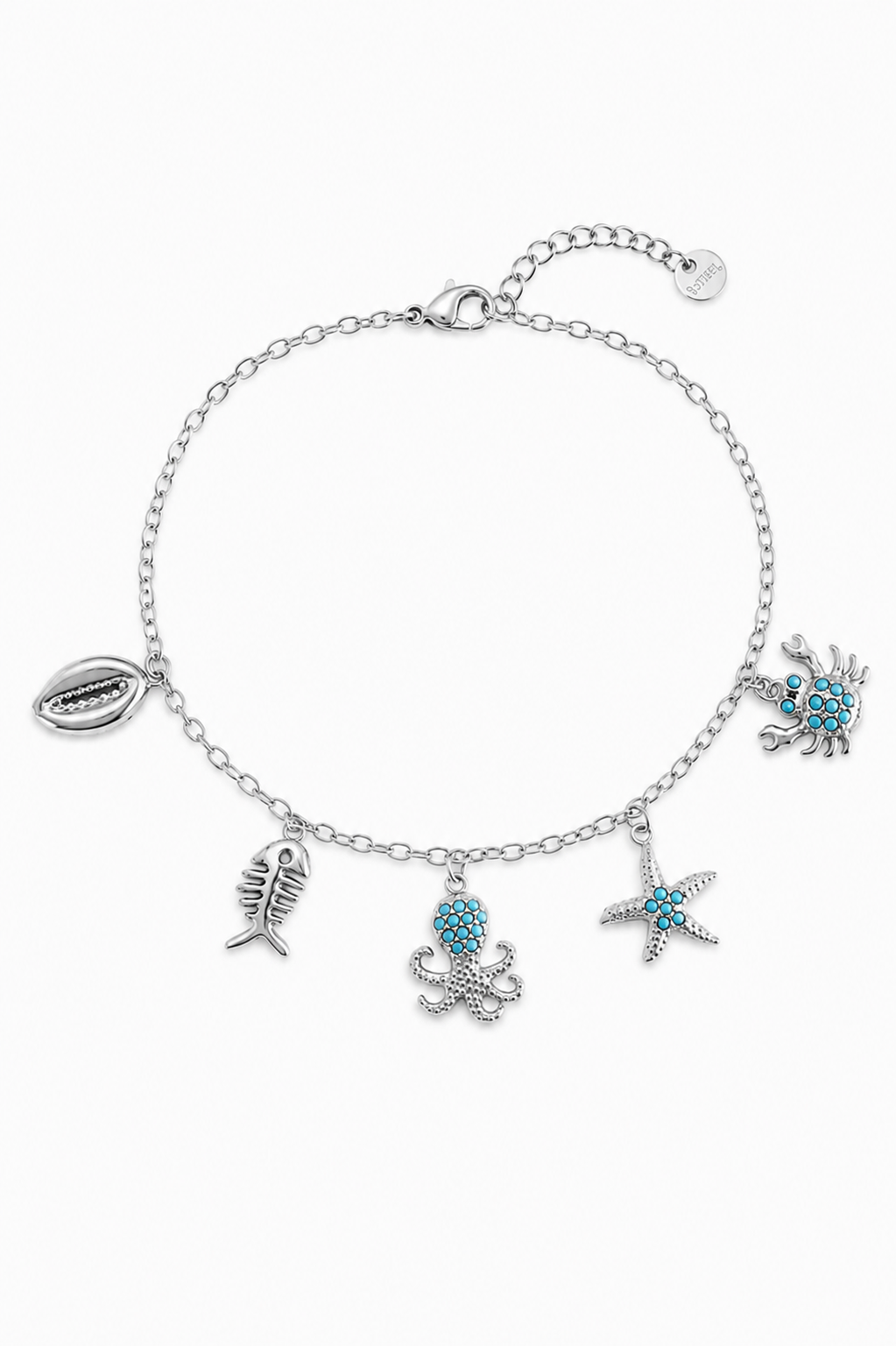 Ατσάλινο βραχιόλι με κρεμαστά θαλασσινά charms (κοχύλι, χταπόδι, αστερία, καβουράκι και ψαροκόκαλο) διακοσμημένα με τυρκουάζ ζιργκόν σε λευκό φόντο.