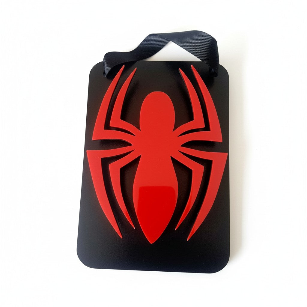 Χειροποίητο καδράκι Spiderman-style με κόκκινη πλεξιγκλάς αράχνη πάνω σε μαύρη ξύλινη βάση, 25×17 εκ.