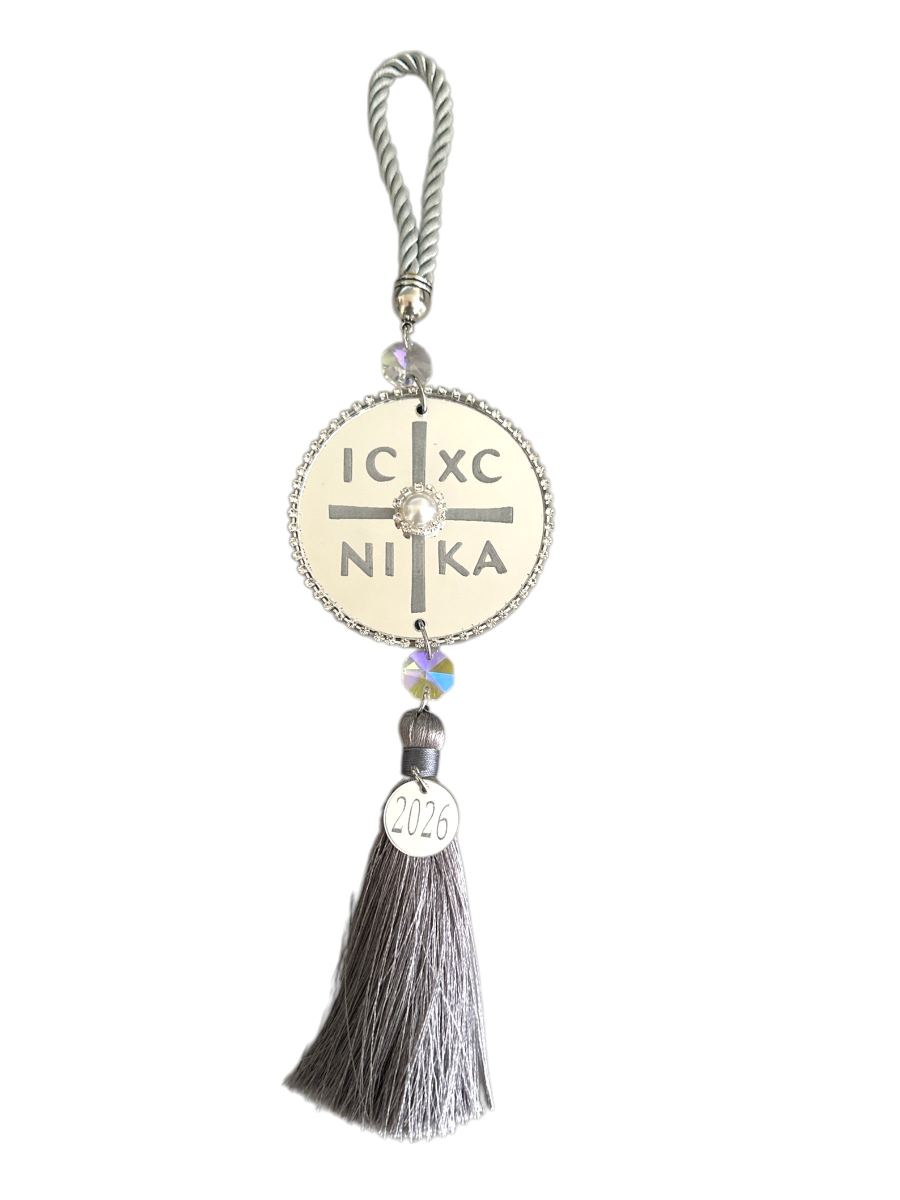 Ασημί γούρι IC XC NIKA 2026 με γκρι φούντα σε λευκό φόντο.