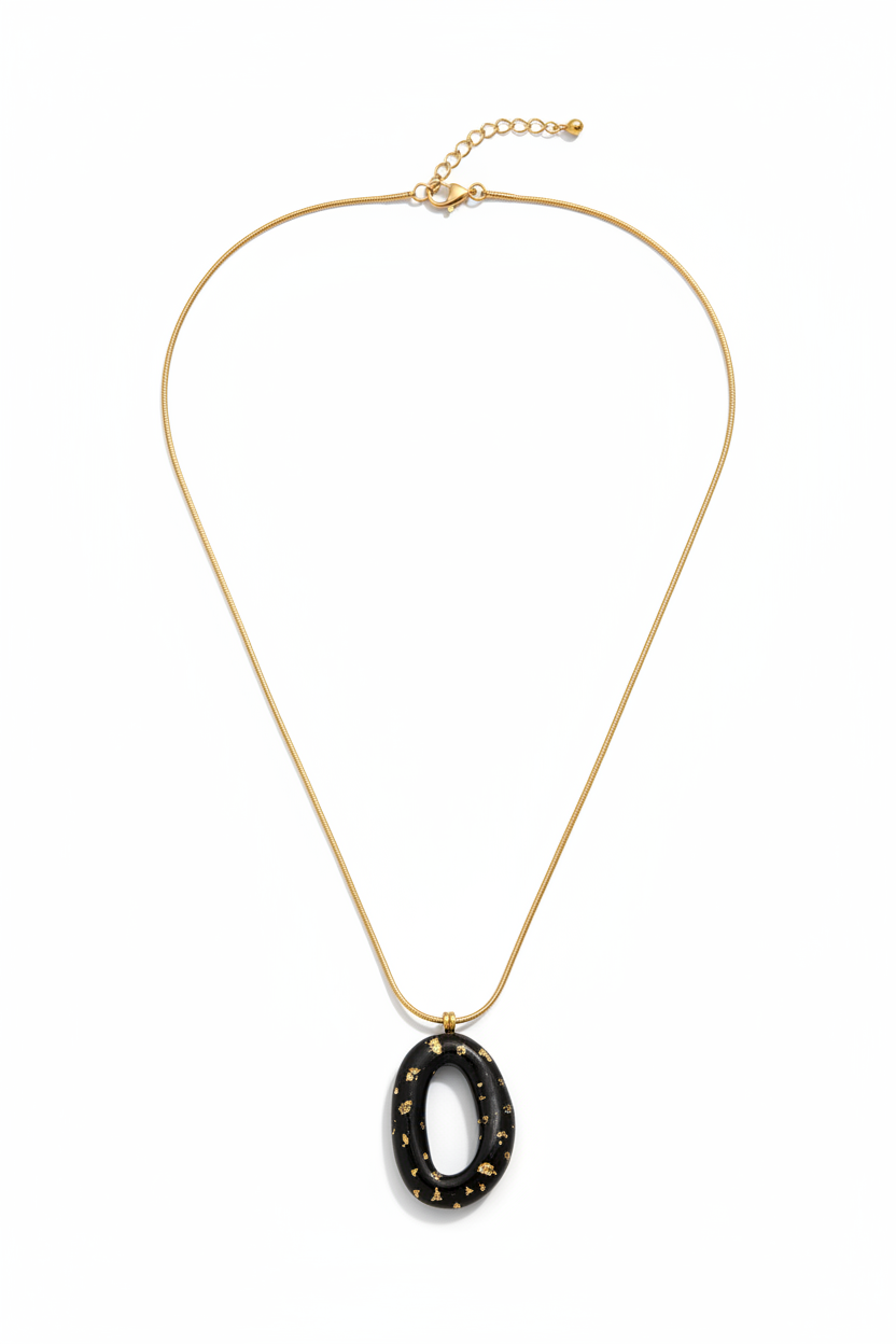 Solmare Resin Pendant Necklace σε Black με οβάλ μοτίφ από ρητίνη και χρυσές λεπτομέρειες σε λευκό φόντο
