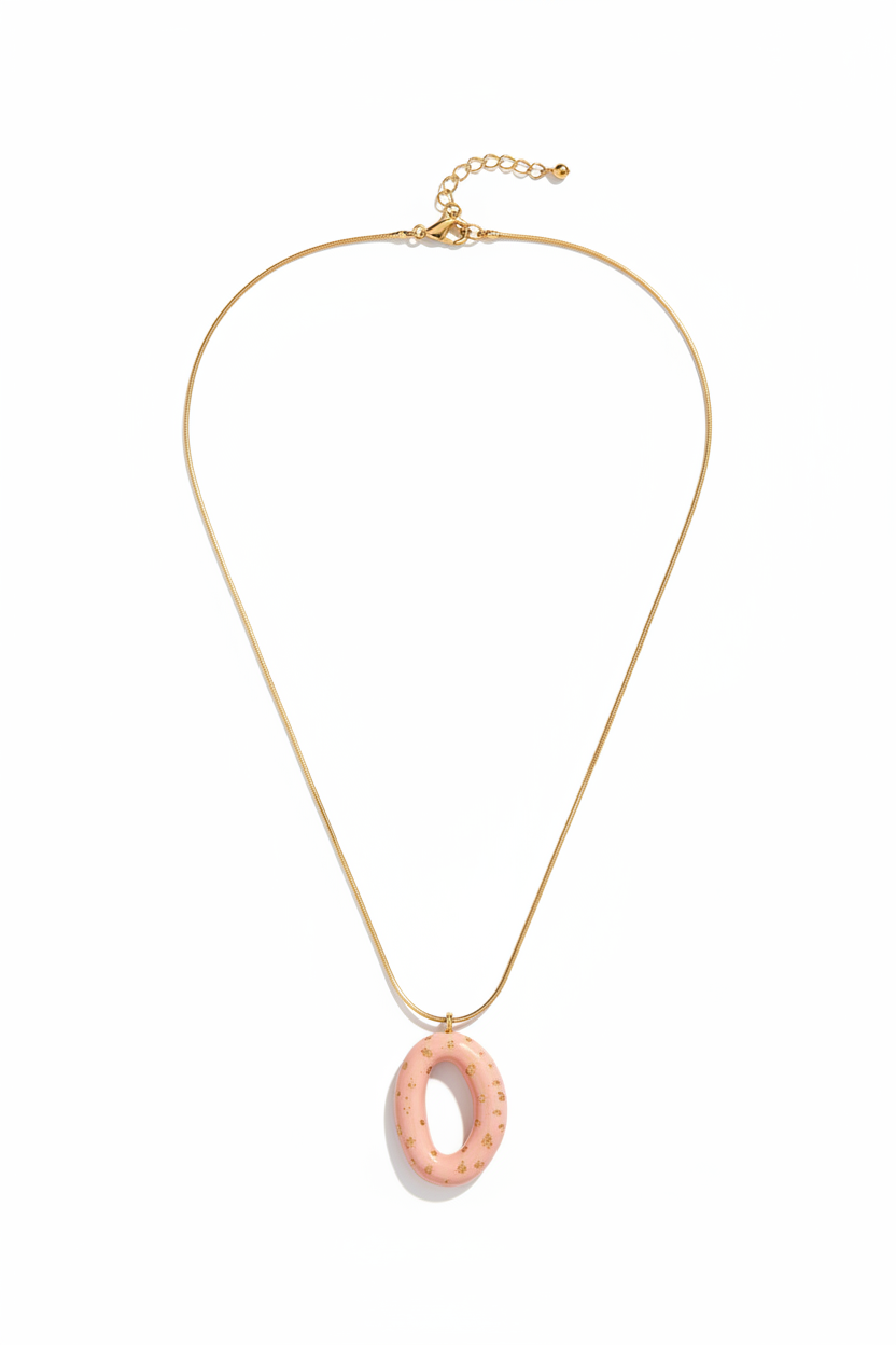 Solmare Resin Pendant Necklace σε Pink με οβάλ μοτίφ από ρητίνη και χρυσές λεπτομέρειες σε λευκό φόντο