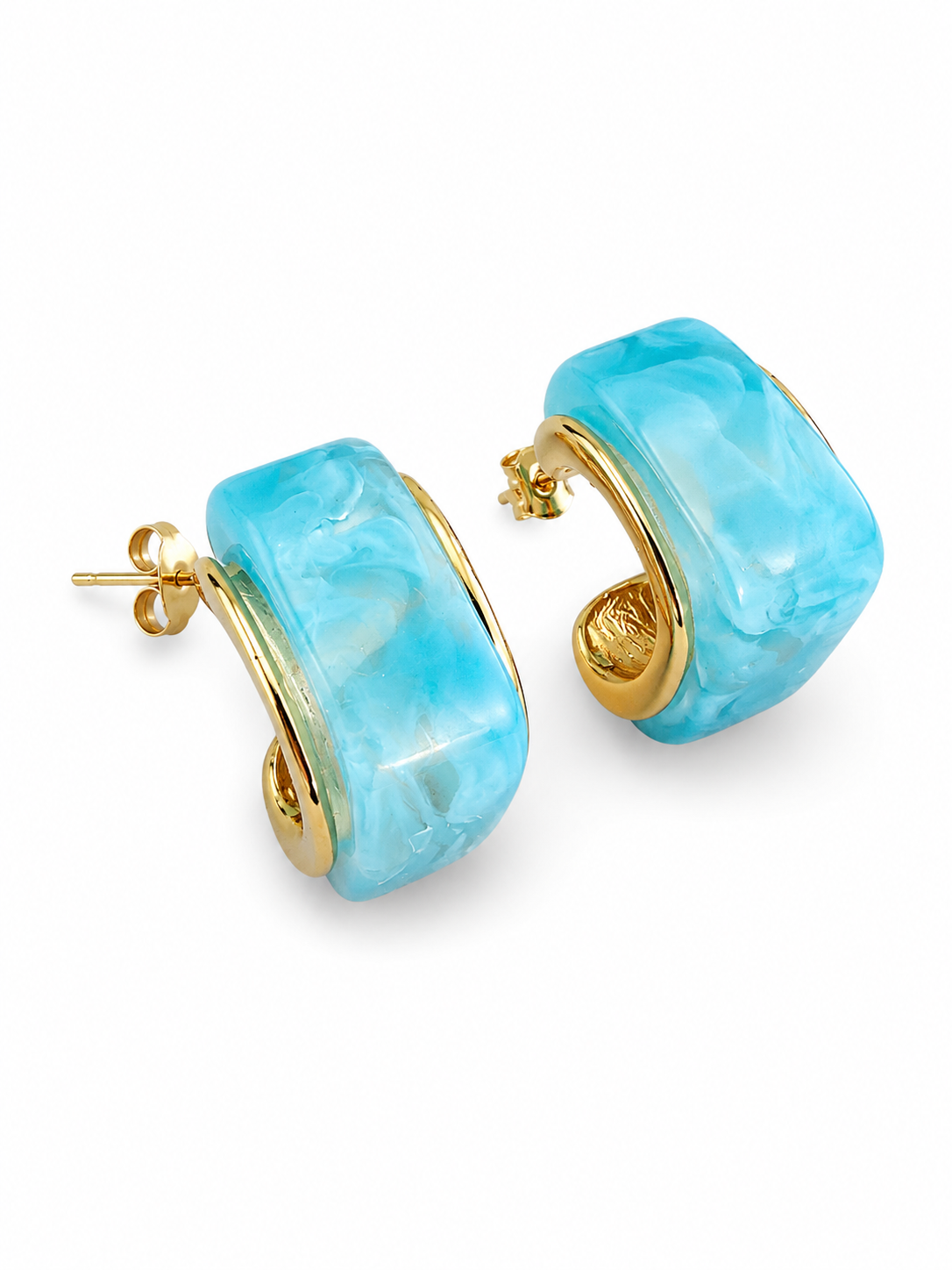 Ατσάλινα Gelato Hoops Earrings 2 εκ. με pastel marble resin λεπτομέρεια και χρυσό τελείωμα σε λευκό φόντο