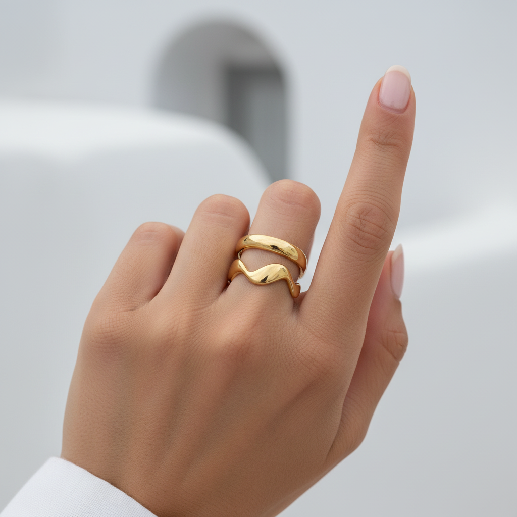 Χρυσό δαχτυλίδι Velion Loop Ring φορεμένο σε γυναικείο χέρι κοντινό πλάνο So Cute by Dimi