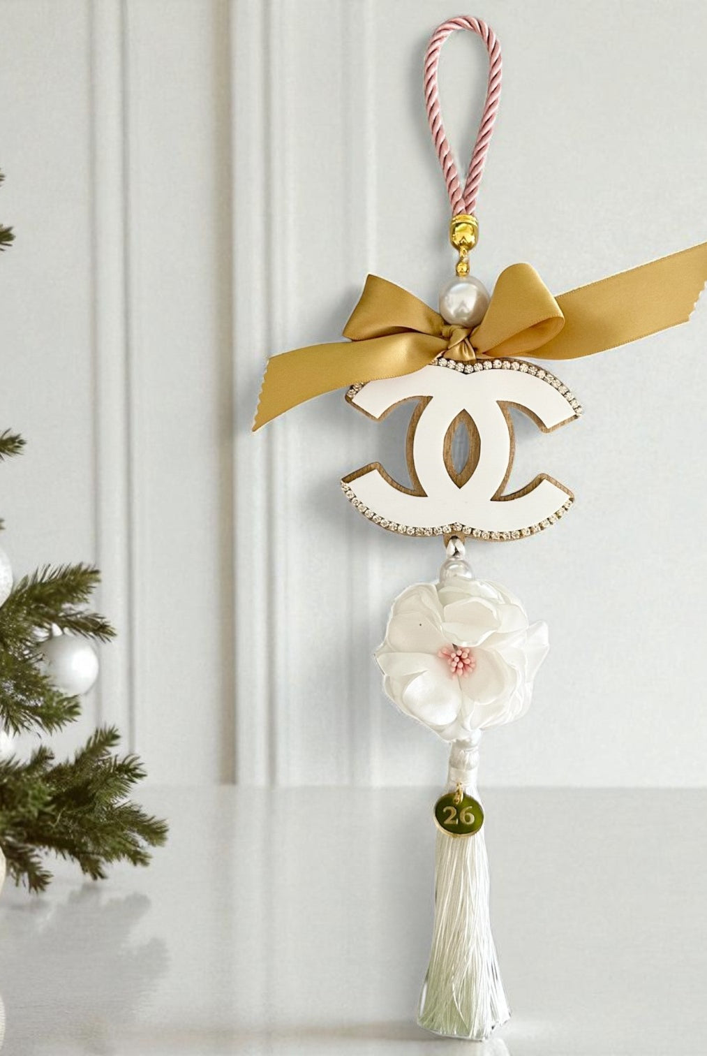 Γούρι 2026 Christmas Couture με φιόγκο, πέρλες, καμέλια και φούντα από σατέν – Χειροποίητο So Cute by Dimi