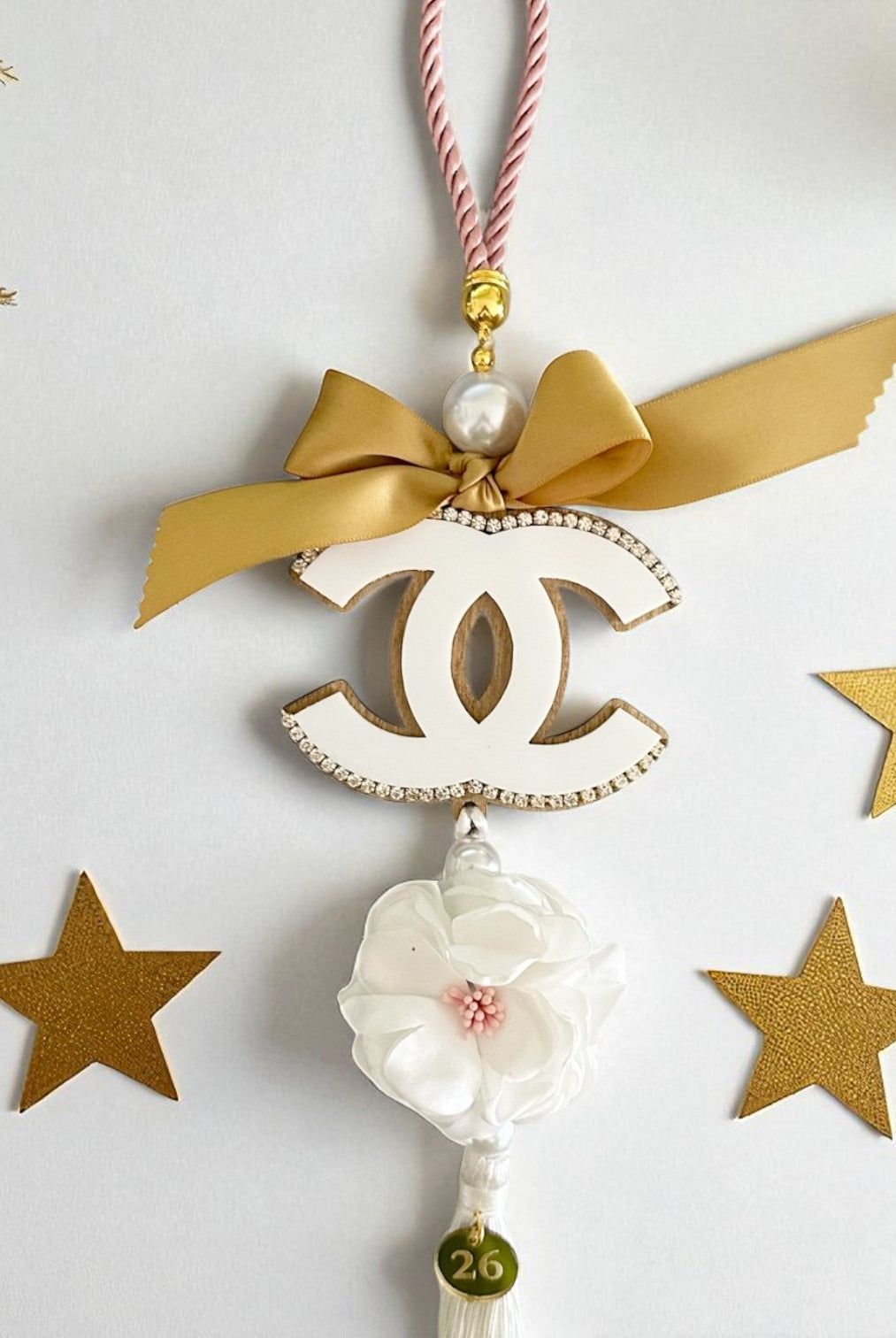 Γούρι 2026 Christmas Couture με φιόγκο, πέρλες, καμέλια και φούντα από σατέν – Χειροποίητο So Cute by Dimi