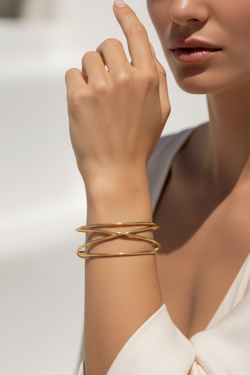 Ατσάλινο cuff βραχιόλι Flow Line σε χρυσό με minimal καμπύλες γραμμές, φορεμένο σε μοντέλο, So Cute by Dimi