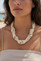 μοντέλο φοράει μπεζ Nomad Knot Beaded Necklace με πολυσειρές χάντρες καλοκαιρινό styling So Cute by Dimi