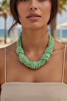 μοντέλο φοράει πράσινο Nomad Knot Beaded Necklace με layered χάντρες μοντέρνο summer styling So Cute by Dimi