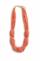καλοκαιρινό κολιέ με χάντρες κοραλί Nomad Knot Beaded Necklace σε λευκό φόντο So Cute by Dimi
