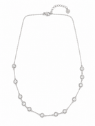 Ατσάλινο κολιέ Dione Luxe με asymmetrical bezel-set ζιργκόν σε  ασημί χρώμα σε λευκό φόντο.