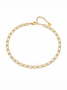 Ατσάλινο choker MIREVA Crystal Line με baguette-cut ζιργκόν σε χρυσό χρώμα σε λευκό φόντο.