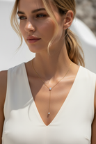 Ariana Y Necklace χρυσό ατσάλινο κολιέ Υ με δύο στρογγυλά ζιργκόν και κρεμαστή αλυσίδα 8 εκ., φορεμένο σε μοντέλο, so cute by dimi