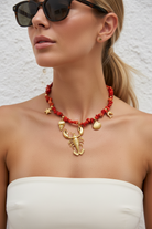Ατσάλινο κολιέ Sicilian Lobster Necklace με κόκκινες χάντρες, χρυσά θαλασσινά charms και κεντρικό αστακό από το So Cute by Dimi, φορεμένο σε μοντέλο