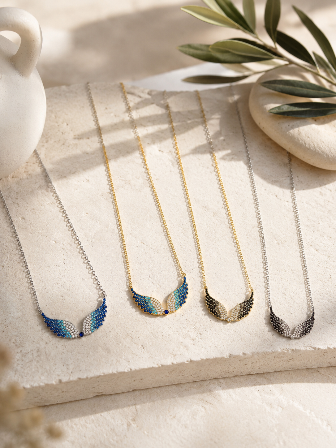 Alis Necklace ατσάλινο κολιέ με φτερά αγγέλου και τρίχρωμα ζιργκόν σε χρυσό και ασημί χρώμα