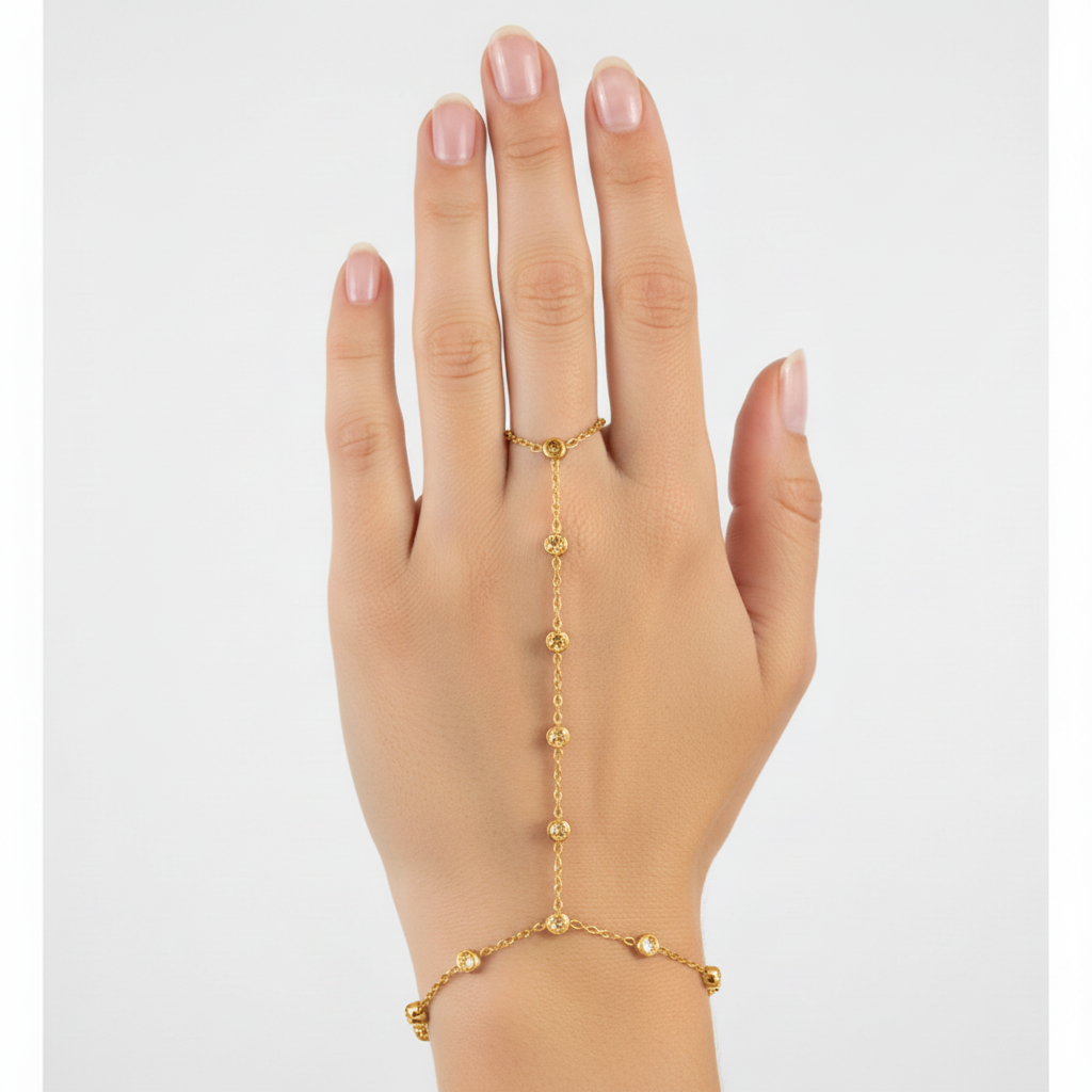 Ατσάλινο βραχιόλι-δαχτυλίδι hand chain με στρας σε χρυσό και ασημί, φορεμένο στο χέρι