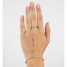 Ατσάλινο βραχιόλι-δαχτυλίδι hand chain με στρας σε χρυσό και ασημί, φορεμένο στο χέρι