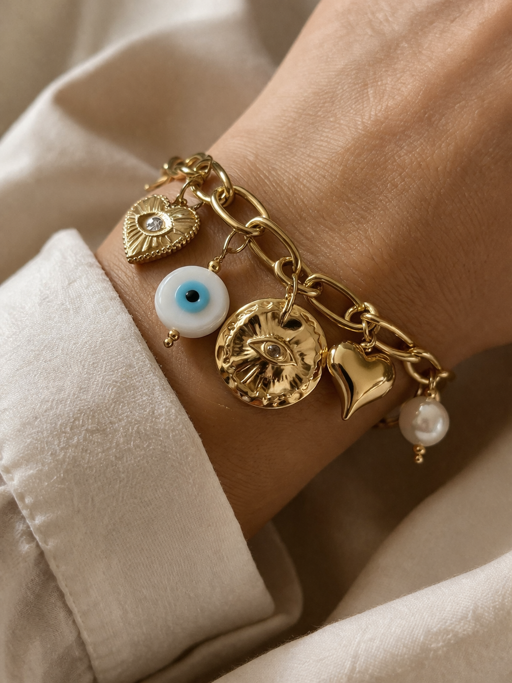 Amora charm bracelet φορεμένο στο χέρι γυναικείο ατσάλινο βραχιόλι με charms καρδιά μάτι και πέρλα