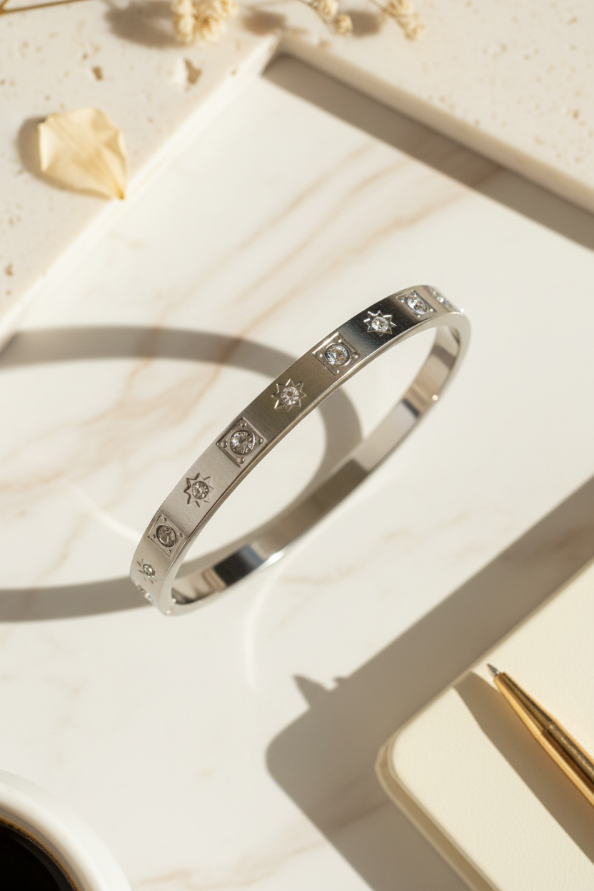 Ατσάλινο βραχιόλι σε  ασημί χρώμα με ζιργκόν και celestial λεπτομέρειες σε minimal φόντο.